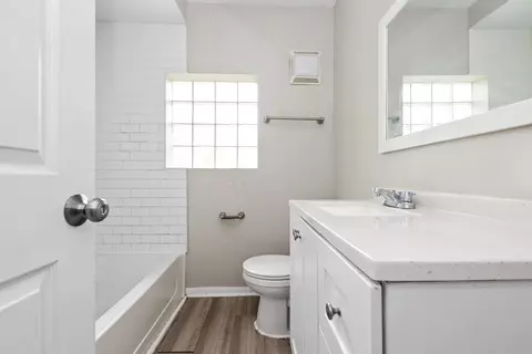 Bath - 14908 Dearborn St, Dolton, IL 60419 photo 1 of 1