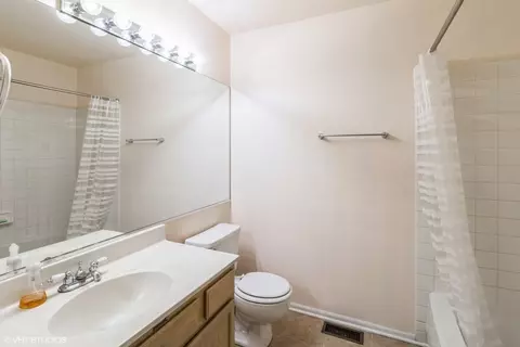 Bath - 4780 Amber Cir, Hoffman Estates, IL 60192 photo 1 of 2