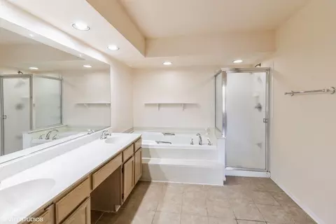 Bath - 4780 Amber Cir, Hoffman Estates, IL 60192 photo 2 of 2