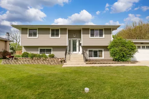 532 Cambridge Dr, Schaumburg, IL 60193