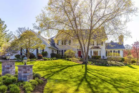 5581 Daybreak Dr, Libertyville, IL 60048