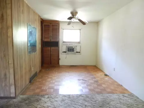 Living - 573 Moore St, Kankakee, IL 60901 photo 3 of 5