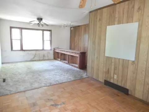 Living - 573 Moore St, Kankakee, IL 60901 photo 2 of 5