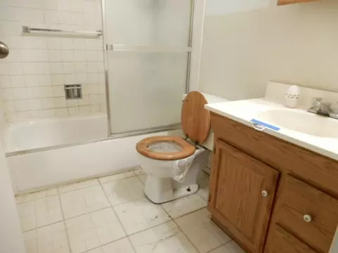 Bath - 573 Moore St, Kankakee, IL 60901 photo 1 of 1