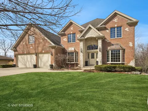 260 N Forest Dr, Addison, IL 60101