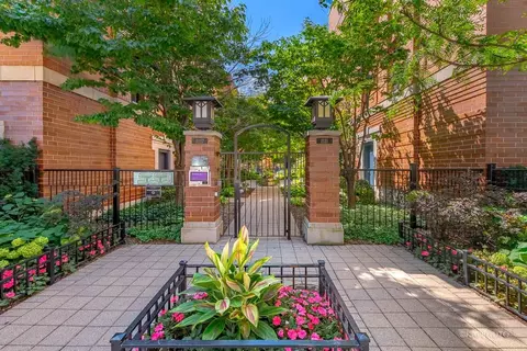 1117 W Monroe St #8, Chicago, IL 60607