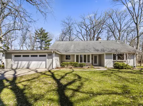 833 E Glenwood Rd, Glenview, IL 60025