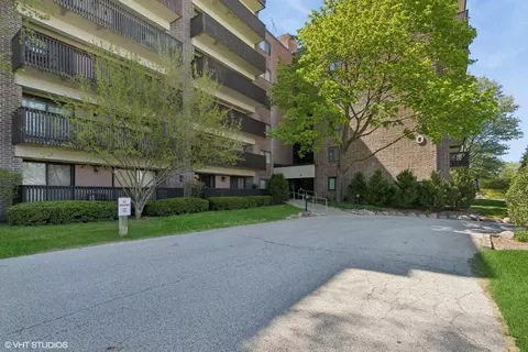 920 Vose Dr #605, Gurnee, IL 60031