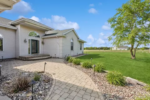 Exterior - 23803 E 3100 North Rd, Dwight, IL 60420 photo 5 of 9