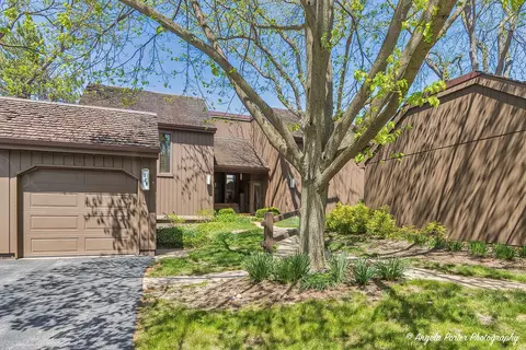 329 N Woodview Rd #C, Lake Barrington, IL 60010