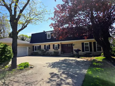 1215 Heather Ln, Glenview, IL 60025