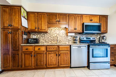 Kitchen - 6157 Willowhill Rd #A, Willowbrook, IL 60527 photo 3 of 5