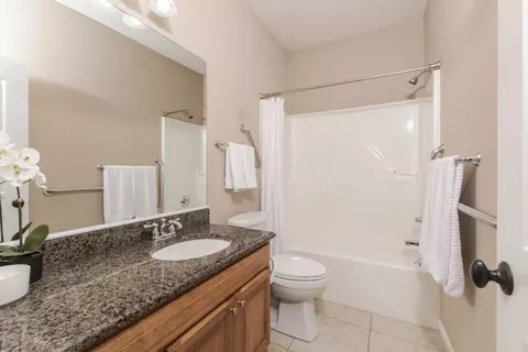 Bath - 2508 Piney Run, Bloomington, IL 61705 photo 2 of 6