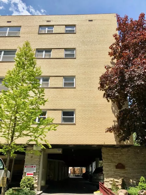 530 W Barry Ave #4H, Chicago, IL 60657