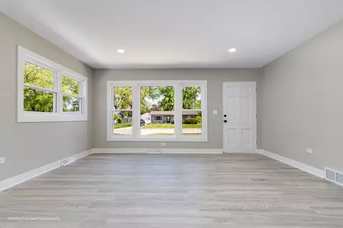 Living - 11 Durango Rd, Montgomery, IL 60538 photo 7 of 9