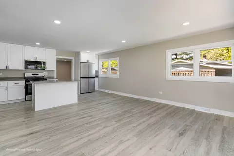 Living - 11 Durango Rd, Montgomery, IL 60538 photo 4 of 9
