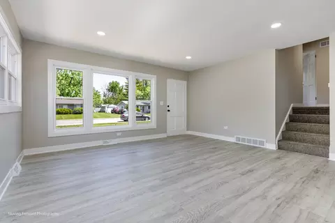 Living - 11 Durango Rd, Montgomery, IL 60538 photo 5 of 9