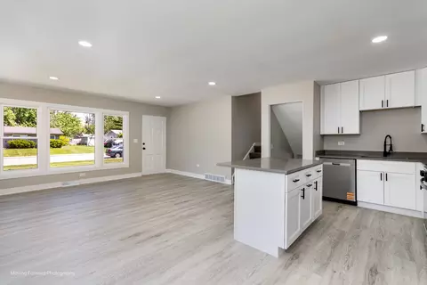 Living - 11 Durango Rd, Montgomery, IL 60538 photo 2 of 9