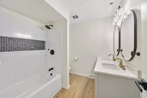 Bath - 1411 Westview Dr, Normal, IL 61761 photo 3 of 7