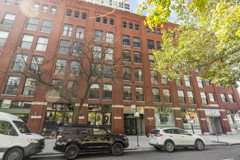 225 W Huron St #402, Chicago, IL 60654