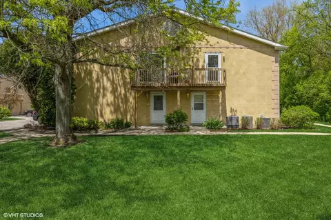 1162 Greenwood Cir, Woodstock, IL 60098