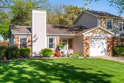 221 Pebble Creek Dr, Bloomingdale, IL 60108