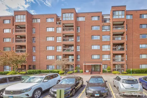 600 Naples Ct #404, Glenview, IL 60025