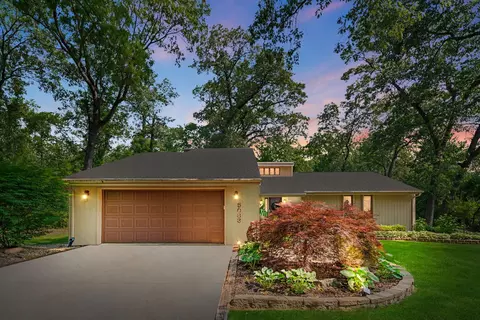 5083 Northridge Dr, Saint Anne, IL 60964