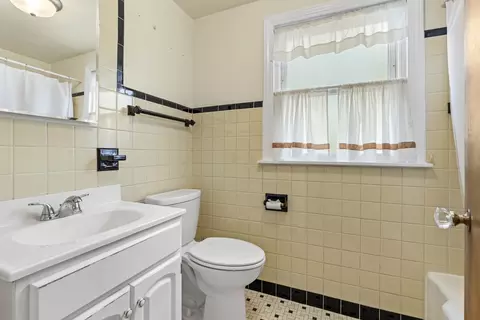 Bath - Undisclosed, Chicago, IL 60655 photo 2 of 2