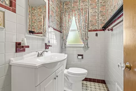 Bath - Undisclosed, Chicago, IL 60655 photo 1 of 2