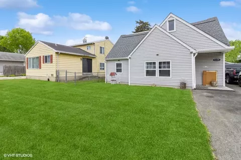 1324 Cherokee Dr, Round Lake Beach, IL 60073