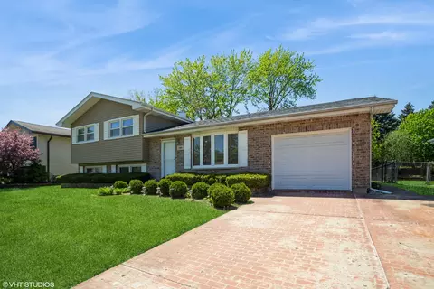300 Wingate Dr, Schaumburg, IL 60193