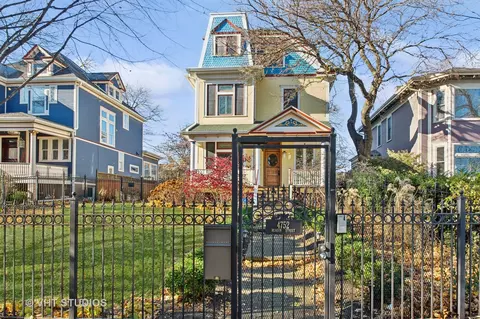 4752 N Beacon St, Chicago, IL 60613