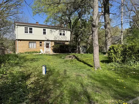 23380 N Summit Dr, Barrington, IL 60010