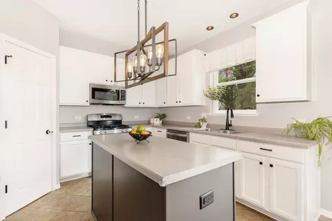 2642 Lundquist Dr, Aurora, IL 60503 photo 9
