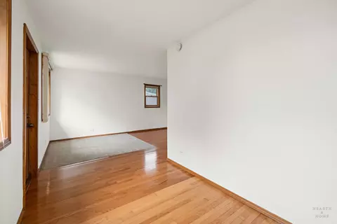 Living - 5003 Parkview Dr, Mccullom Lake, IL 60050 photo 4 of 5