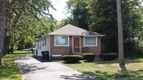 5003 Parkview Dr, Mccullom Lake, IL 60050