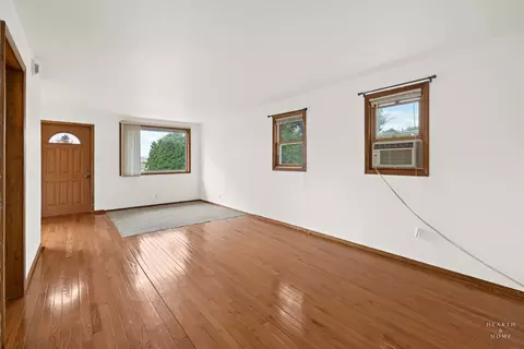 Living - 5003 Parkview Dr, Mccullom Lake, IL 60050 photo 2 of 5