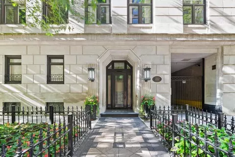 222 E Chestnut St #10D, Chicago, IL 60611