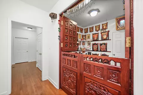Entry Way - 9127 W Falling Waters Dr, Burr Ridge, IL 60527 photo 3 of 4