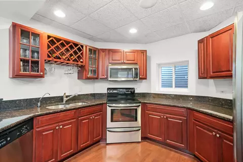 Kitchen - 9127 W Falling Waters Dr, Burr Ridge, IL 60527 photo 8 of 8