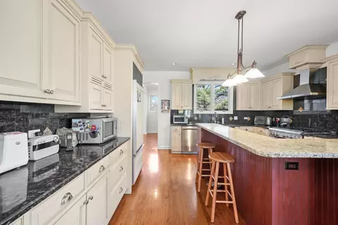 Kitchen - 9127 W Falling Waters Dr, Burr Ridge, IL 60527 photo 5 of 8