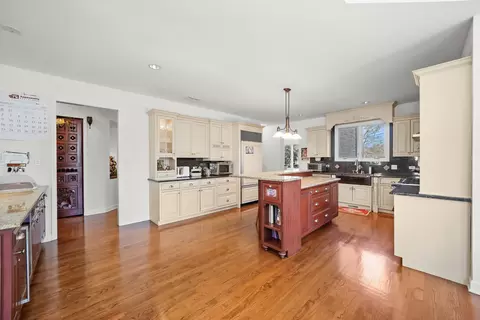 Kitchen - 9127 W Falling Waters Dr, Burr Ridge, IL 60527 photo 2 of 8