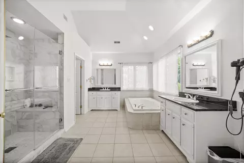 Bath - 9127 W Falling Waters Dr, Burr Ridge, IL 60527 photo 2 of 6