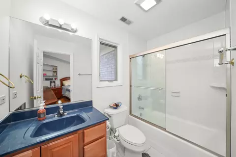 Bath - 9127 W Falling Waters Dr, Burr Ridge, IL 60527 photo 5 of 6