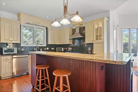 Kitchen - 9127 W Falling Waters Dr, Burr Ridge, IL 60527 photo 6 of 8
