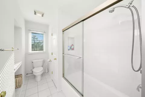 Bath - 9127 W Falling Waters Dr, Burr Ridge, IL 60527 photo 4 of 6