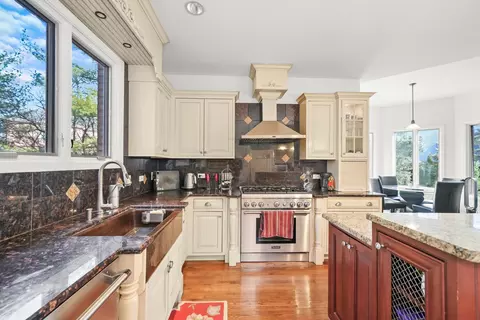 Kitchen - 9127 W Falling Waters Dr, Burr Ridge, IL 60527 photo 4 of 8