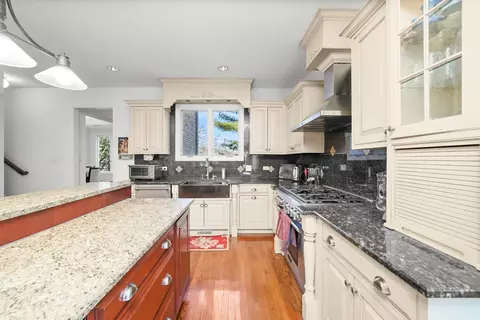 Kitchen - 9127 W Falling Waters Dr, Burr Ridge, IL 60527 photo 3 of 8
