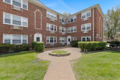 4855 Dobson St #104, Skokie, IL 60077